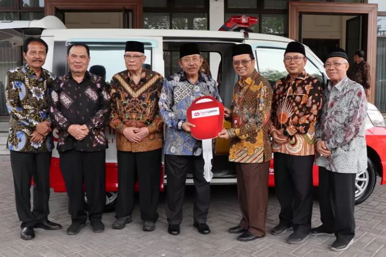 Bantuan mobil ambulans dari Bank Jatim saat diserahkan kepada Ketua PMI Provinsi Jawa Timur, Imam Utomo (tengah)