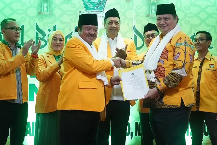 Ketua Umum DPP Satkar Satuan Ulama Indonesia Idris Laena menyerahkan surat dukungan kepada Ketua Umum Partai Golkar Airlangga Hartarto di Jakarta, Selasa (23/4/2024) untuk maju dan dipilih kembali secara aklamasi pada Munas Golkar 2024 (Ist)
