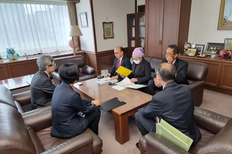 Pertemuan bilateral Sekjen Kemnaker Anwar Sanusi dengan Dirjen Departemen Pengelolaan dan Pendukungan Residensi, Badan Pelayanan Imigrasi Kementerian Kehakiman Jepang Fukuhara Nobuko. 