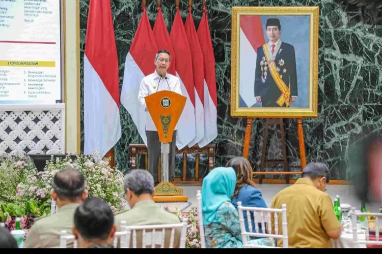 Pj Gubernur DKI Jakarta Heru Budi Hartono memberikan sambutan di Musrenbang  2025 di Balai Kota, Rabu (23/4/2024) 