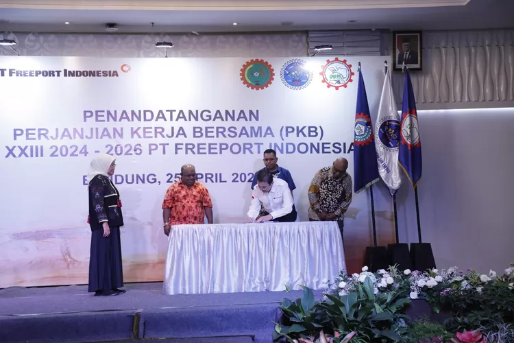Menaker Ida Fauziyah (kiri) menyaksikan penandatanganan PKB PT Freeport Indonesia. 