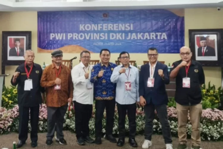 Kesit Budi Handoyo (kedua dari kanan) terpilih sebagai Ketua PWI Jaya periode 2024- 2029 di Konferprov PWI Jaya  di  lantai 22, Gedung Ali Sadikin, Komplek Pemprov DKI Jakarta, Kamis (25%4/2024).