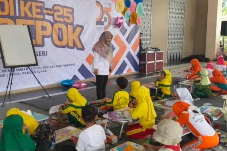 HUT ke 25 Kota Depok, Citra Indah Yulianty: beragam kegiatan digelar libatkan pelajar hingga masyarakat umum. Salah satunya perlombaan menggambar yang diikuti anak-anak TK.  (G.  Windarto)