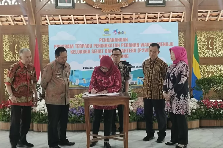 emerintah Kota (Pemkot) Bandung kembali menggulirkan Program Terpadu Peningkatan Peranan Wanita Menuju Keluarga Sehat dan Sejahtera (P2WKSS) Tahun 2024