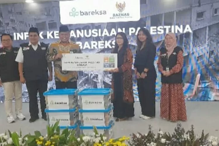 Chief Sales Marketing Officer Bareksa, Rani Sumarni (ketiga dari kanan) menyerahkan infak kemanusian untuk Palestina kepada Deputi I Baznas RI M Arifin  Purwakananta di gedung Baznas RI Jalan Matraman Raya, Jakarta, Jumat (26/4/2024).