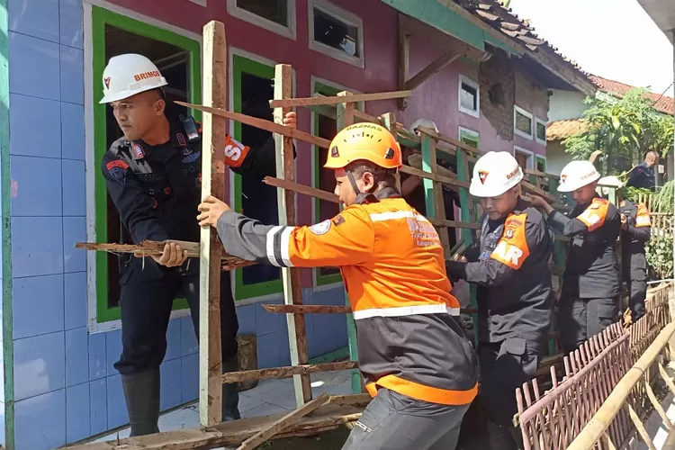 Tim Baznas Tanggap Bencana (BTB) sedang membantu memperbaiki  rumah warga Garut yang rusak akibat  gempa, Sabtu (27/4/20224).