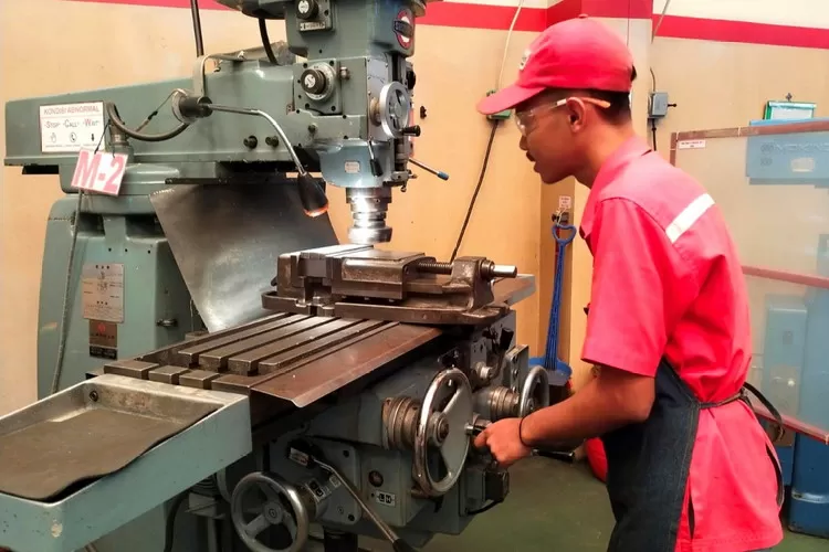 Karyawan CV Kawani Tekno Nusantara, UKM binaan SIG saat melakukan proses milling (penggilingan) wedge cooler.