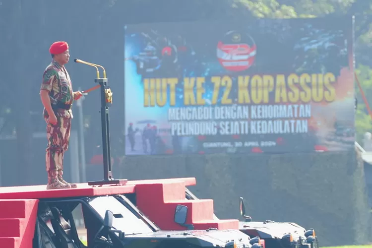 Panglima TNI Jenderal TNI Agus Subiyanto  memimpin upacara peringatan HUT Kopassus ke-72, di Lapangan Markas Kopassus Cijantung, Jakarta Timur, Selasa (30/4/2024). Foto: Puspen TNI &nbsp;