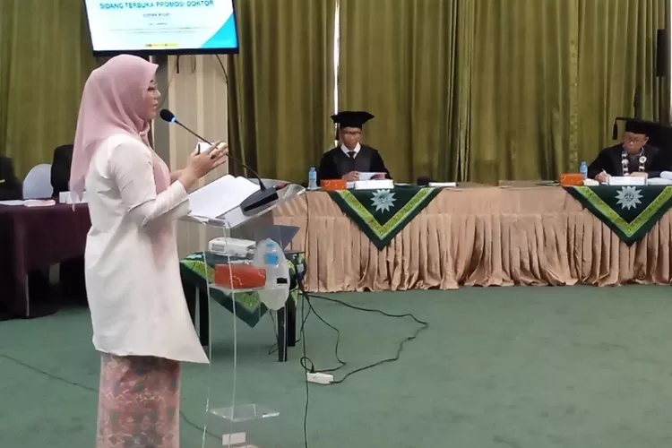  Suryan Widati, istri Menko PMK Muhadjir Effendy memaparkan disertasi Sidang Terbuka Promosi Doktor   