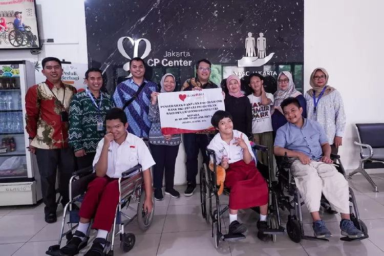Bank DKI menyerahkan bantuan dana pendidikan kepada anak-anak penyandang Cerebral Palsy yang berada di Yayasan Pembinaan Anak Cacat (YPAC) Jakarta. Foto: Bank DKI. 