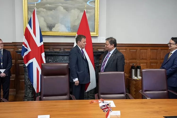 Bertemu Menteri Perdagangan Inggris di London, Menteri Koordinator Bidang Perekonomian Airlangga Hartarto berbagi kemajuan kerja sama penting Indonesia-Inggris (ekon.go.id)