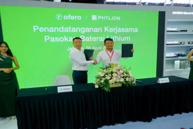 Produsen Motor listrik dan Sepeda Listrik Ofero melakukan penandatanganan nota kesepahaman (MoU) dengan Phylion perusahaan pemasok baterai lithium di event Asia Bike Jakarta 2024 di Pekan Raya Jakarta (PRJ), Kemayoran, Jakarta Pusat. (Istimewa )