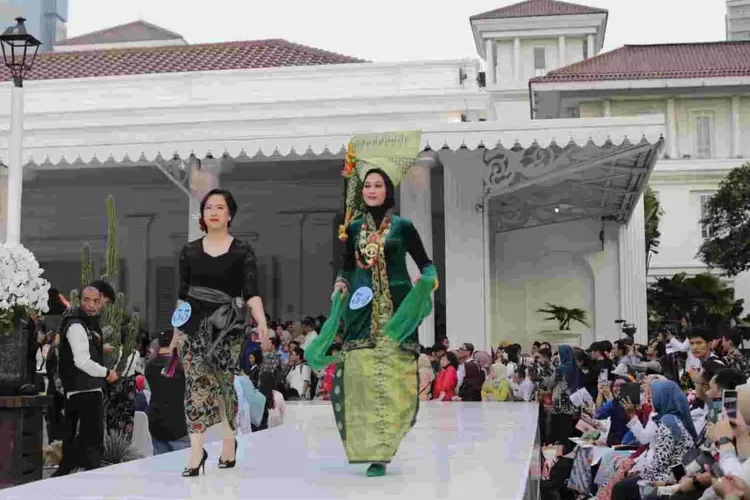 Lomba peragaan busana yang diikuti Srikandi Jakarta dibuka Pj Gubernur DKI  Heru Budi Hartono, di halaman Balai Kota, Kamis (2/5/2024).