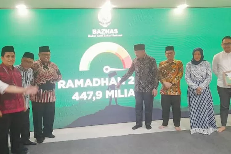 Ketua Baznas RI Noor Achmad (kelima dari kanan) menunjuk pengumpulan  ZIS- DSKL  pada Ramadan 1445 hijriah melampui target.  Pencapaian itu  disyukuri dengan acara sederhana Tsyakuran Panitia Ramadan 1445 hijriah di kantor Baznas, Jalan Matraman, Jakarta Timur, Kamis (2/5/2024).