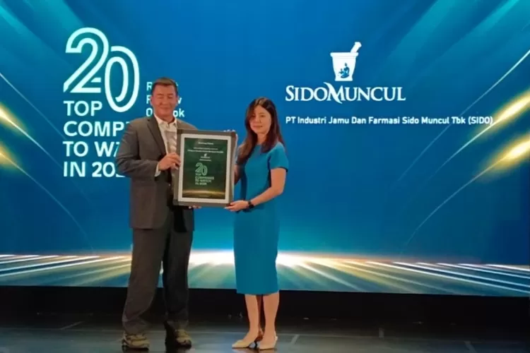 Mario Hidayat yang mewakili ayahnya, Bos Sido Muncul Irwan Hidayat menerima penghargaan dari Bloomberg Technoz sebagai perusahaan-perusahaan yang termasuk dalam  (AG Sofyan)