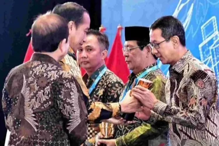 Pj Gubernur DKI Jakarta Heru Budi Hartono ( kanan) menerima penghargaan dari Presiden Joko Widodo disela-sela Musrenbangnas 2024 di JCC, Senin (6/5/2024)