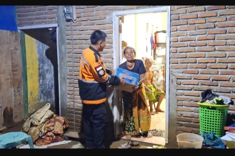 Salah satu anggota tim BTB menyerahkan bantuan natura dari Baznas RI untuk korban banjir di Luwu, Sulsel. Sebanyak 232 rumah hanyut  diterjang banjir 