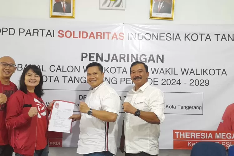 Ketua DTKJ  Ir, Dr Haris Muhammadun  ATD, MM, IPU (Kedua dari kanan) mengambil formulir  bacawali  Kota Tangerang  ke DPC PSI, Kamis (9/5/2024).
