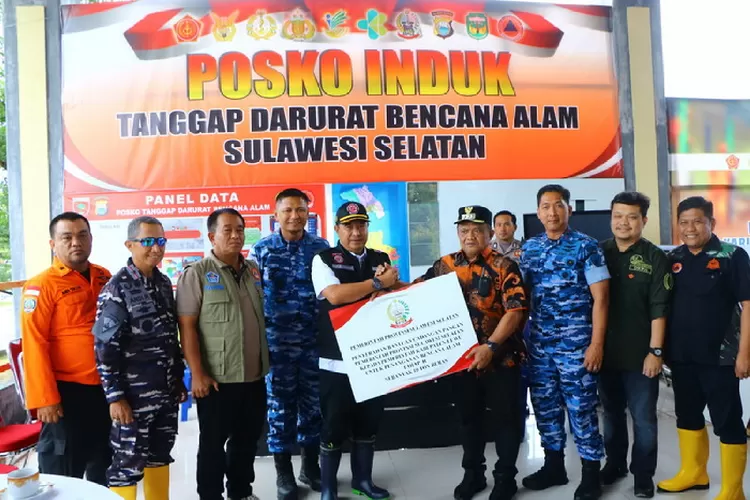 Pangkoopsud II didampingi Danlanud Sultan Hasanuddin tinjau Posko Induk Tanggap Darurat Bencana di Kabupaten Luwu. Foto: Pen Hnd