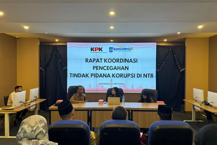 Rapat koordinasi KPK bersama Diskominfotik NTB dan jajaean (Suara Karya/Hernawardi )
