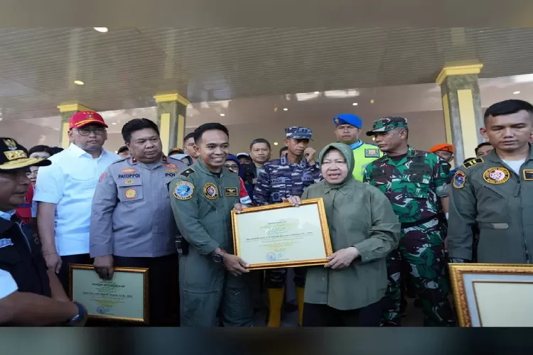 Mensos beri Piagam Penghargaan kepada Danlanud Sultan Hasanuddin atas peran dan kontribusi bantu korban banjir di  Luwu. Foto: Pen Hnd