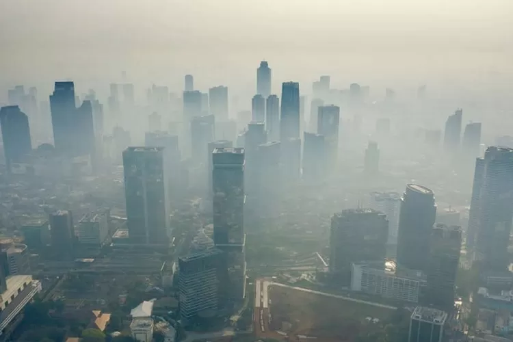 Berdasarkan survei IQair kualitas udara di Jakarta pada Minggu- Senin (12-13/5/2024) masuk kategori tidak sehat, sehingga masyarakat disarankan mengurangi kegiatan di luar ruangan.  (( Suarakarya.Id/ Ist).)