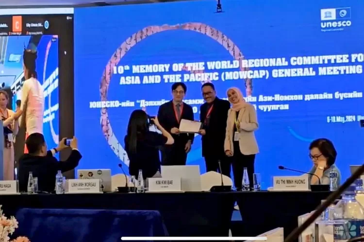 Chair Memory of the World Committee for Asia and the Pacific, Kwibae Kim (kiri) menyerahkan sertifikat MOWCAP