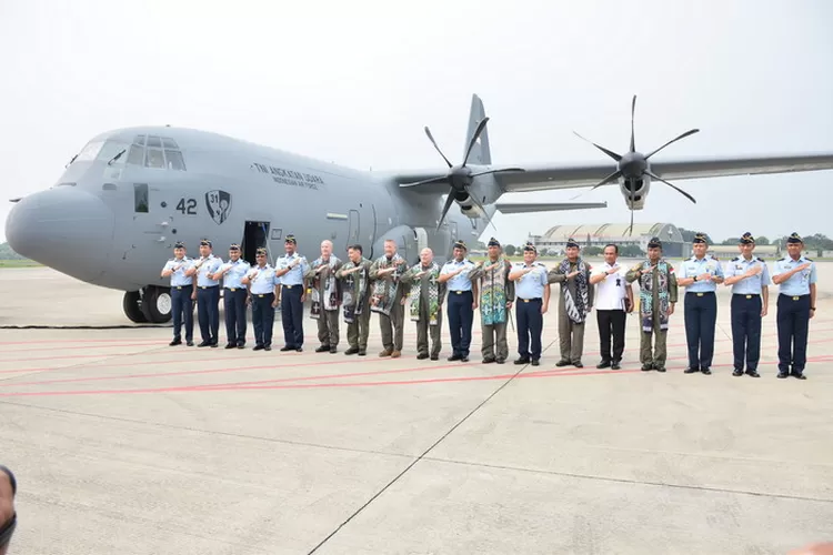 Pesawat kelima tiba di Tanah Air, Danlanud Halim P dampingi Wakasau sambut kedatangan C-130J Super Hercules A-1342. Foto: Pen Lanud Halim P.