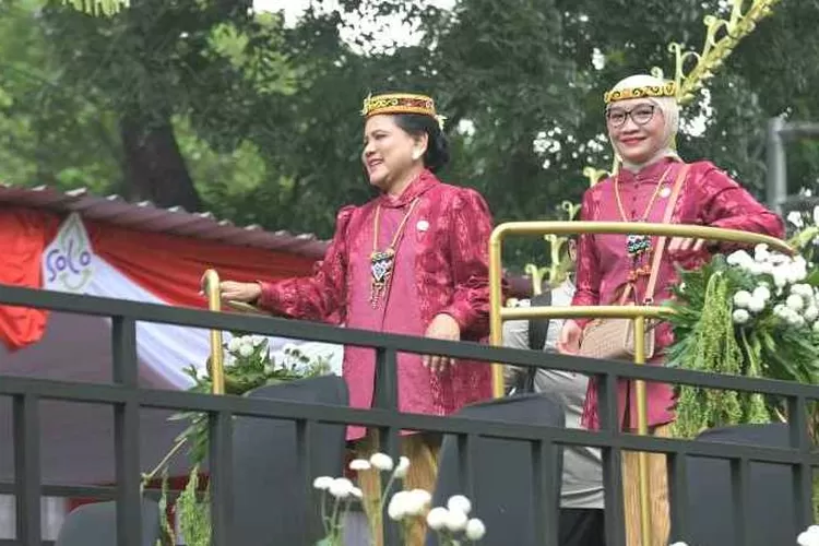 Ibu Negara RI Iriana Jokowi bersama Ketua Umum Dekranas Wury Ma'ruf Amin saat mengikuti Parade Kriya dan Budaya di Solo (Istimewa)