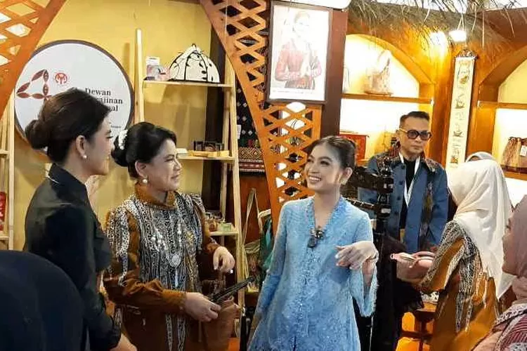 Ibu Negara Iriana Jokowi bersama Selvi Ananda dan Kahiyang Ayu saat berada di stan Dekranasda Medan di Expo UMKM Dekranas di Solo (Endang Kusumastuti)