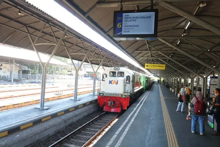 Suasana di stasiun KAI Daop 8 menjelang promo diskon tiket kereta api program A MEIzing Surabaya 2024
