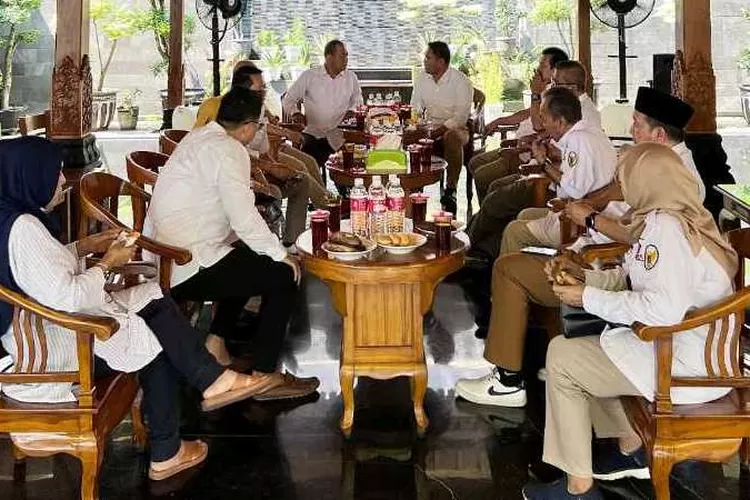 Pertemuan antara Ketua DPD Gerindra Jateng Sudaryono dengan Sekretaris DPD Golkar Jateng Juliyatmono (Endang Kusumastuti)