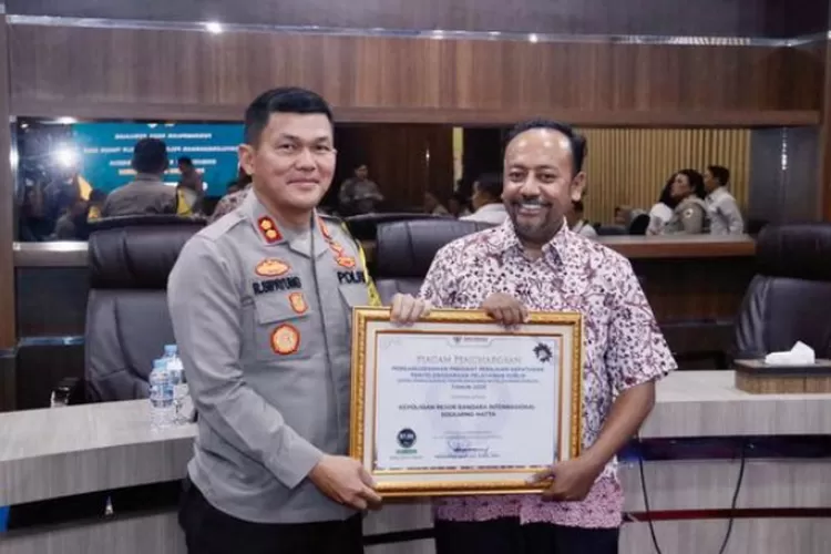 Wakapolresta Bandara Soetta mewakili Kapolresta  Bandara Kombes Roberto Pasaribu , Tangerang, meraih penghargaan dari Ombudsman RI. Penghargaan dalam kategori pelayanan publik dengan nilai paling memuaskan.. (Istimewa )