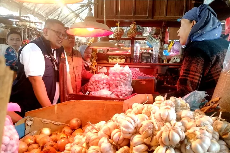 Kepala KPPU Kanwil IV, Dendy R Sutrisno saat sidak harga bawang putih di Pasar Pabean Surabaya