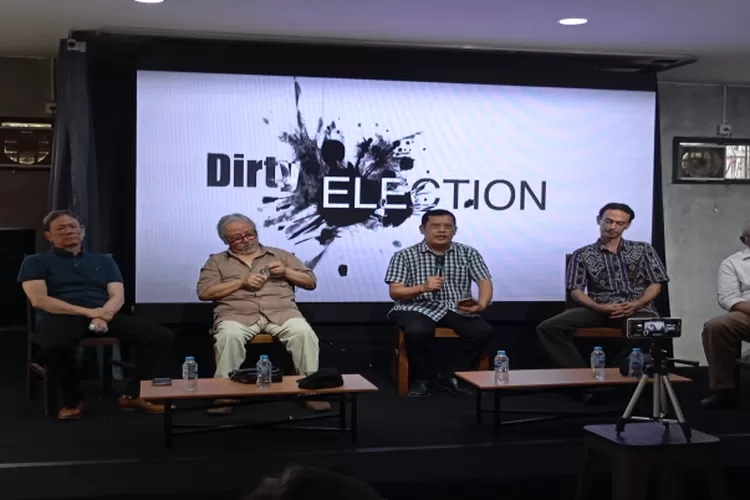 Sejumlah aktivis menggelar nobar film berjudul : Dirty Election (Pemilu Kotor) dan Diskusi publik bertema: Membongkar Aktor Intelektual Kejahatan Pilpres 2024 di sebuah Kafe Jalan Tendean Jakarta Selatan. (Sadono )