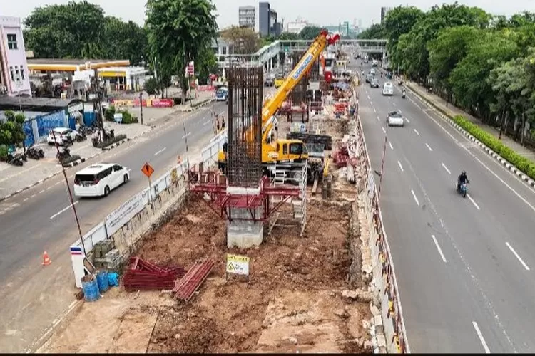 Pembangunan tiang  LRT Fase 1B sedang  masif dilakukan di jalur Veledrome Rawamangun- Stasiun Manggarai.
