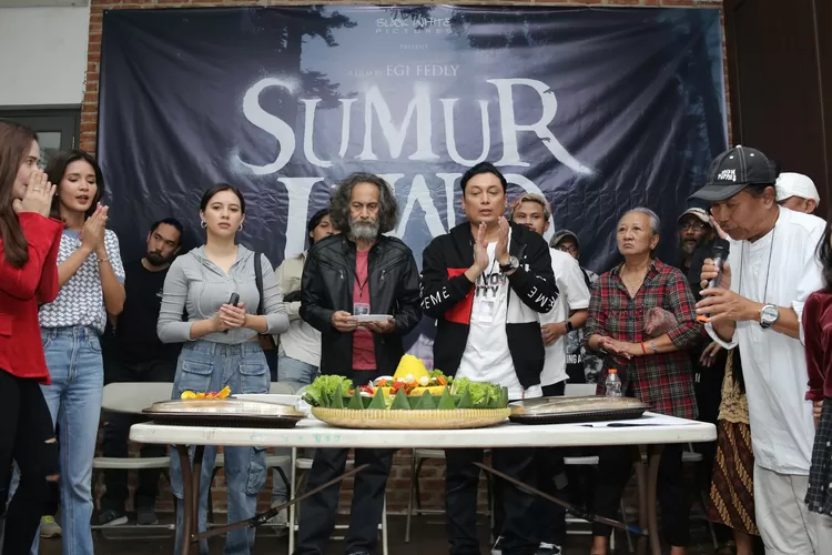 Acara Tsyakuran penggarapan film  genre horor  Sumur Jiwo 1977 di  Jakarta, Senin (20/5/2024).