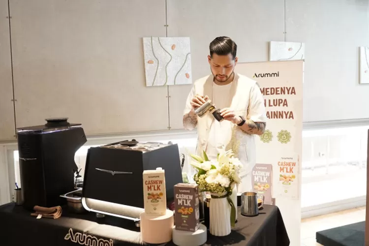 Mikael Jasin, Barista ternama Indonesia yang sudah lebih dari 10 tahun berkecimpung di industri kopi . (Sadono )