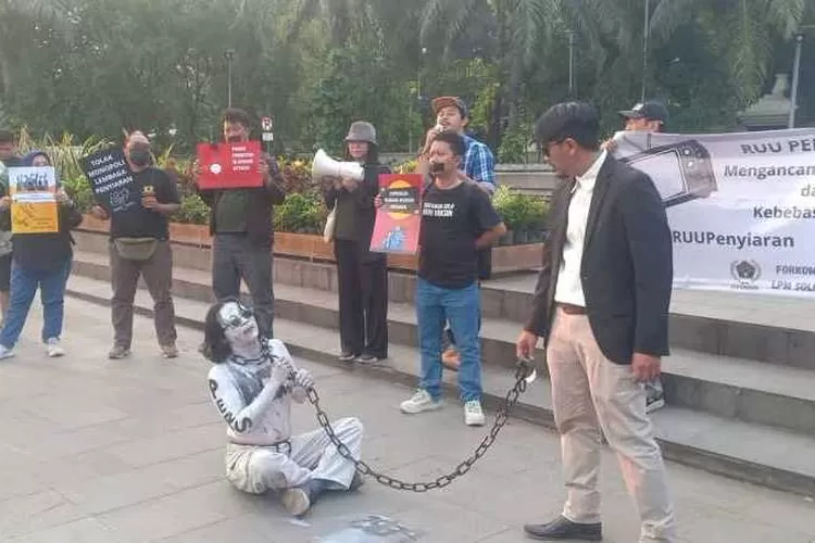 Aksi teatrikal simbol pembungkaman Pers produk RUU Penyiaran dalam demo yang dilakukan wartawan di Solo  (Endang Kusumastuti)