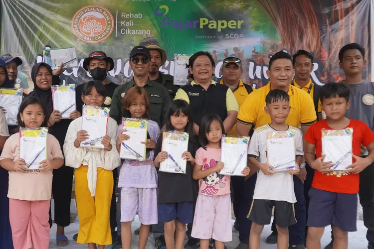 Fajar Paper bersinergi dalam upaya pelestarian lingkungan hidup, aksi kebersihan dan kelestarian Kali Cikarang. (FOTO: Humas Fajar Paper)
