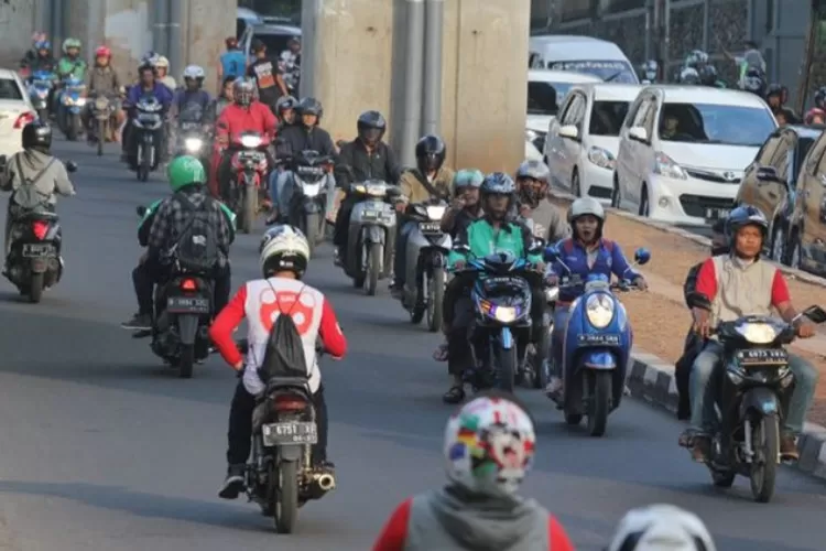 Razia pengendara sepeda motor  dilakukan aparat  Polda Metro Jaya, Dishub DKI jakarta untuk menertibkan lawan arah. 
