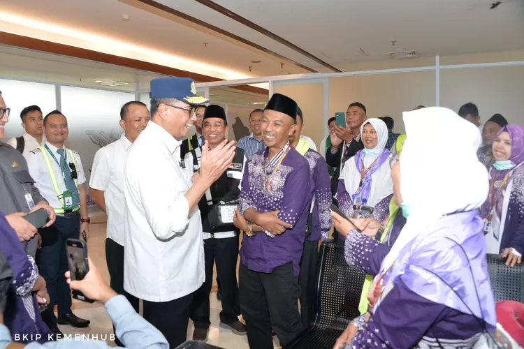 Menhub Budi Karya Sumadi perintahkan Garuda Indonesia perbaiki layanan penerbangan haji 2024.