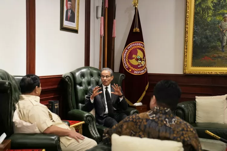 Menhan Prabowo Terima Kunjungan pengusaha properti asal UEA Mohamed Ali Rashed Alabbar dan Menteri BUMN. Foto: Humas Kemhan