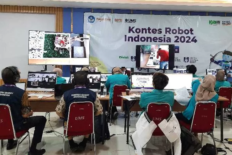 Kontes Robot Indonesia tahap ketiga yang dilaksanakan di UMS Solo (Endang Kusunastuti)