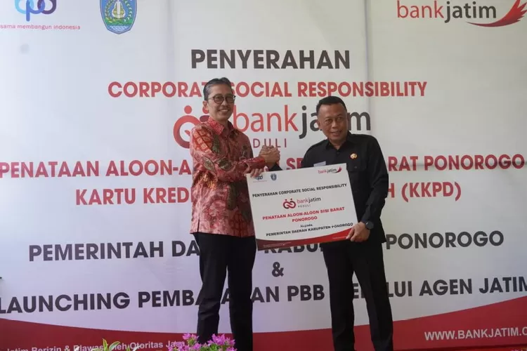 Direktur Utama Bank Jatim Busrul Iman (kiri) saat menyerahkan bantuan CSR kepada Bupati Ponorogo