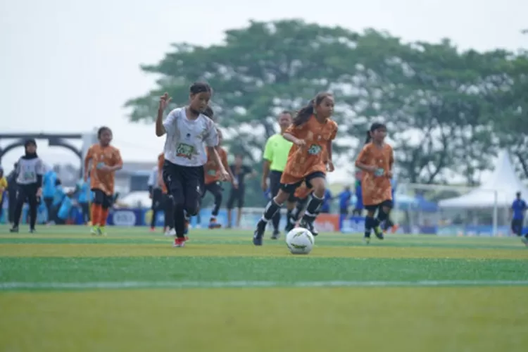 Tim sepakbola putri sedang bertanding di King Soccer Arena Jakarta Timur.