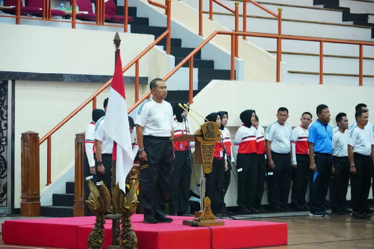 Aspers Panglima TNI Marsda TNI Mohammad Syafii membuka acara pertandingan Bola Voli Kartini Cup XX Tahun 2024. Foto:  Puspen TNI