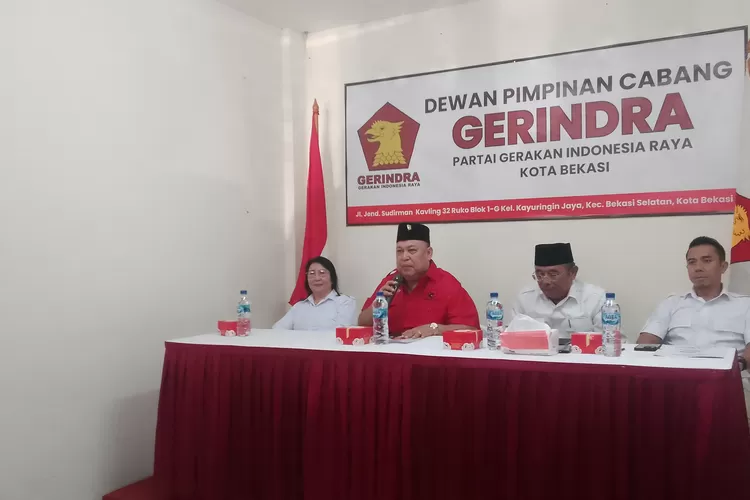 Mochtar Mohamad mengembalikan formulir pendaftaran bakal calon Wali Kota Bekasi ke Partai Gerindra, Kamis (30/5/2024)