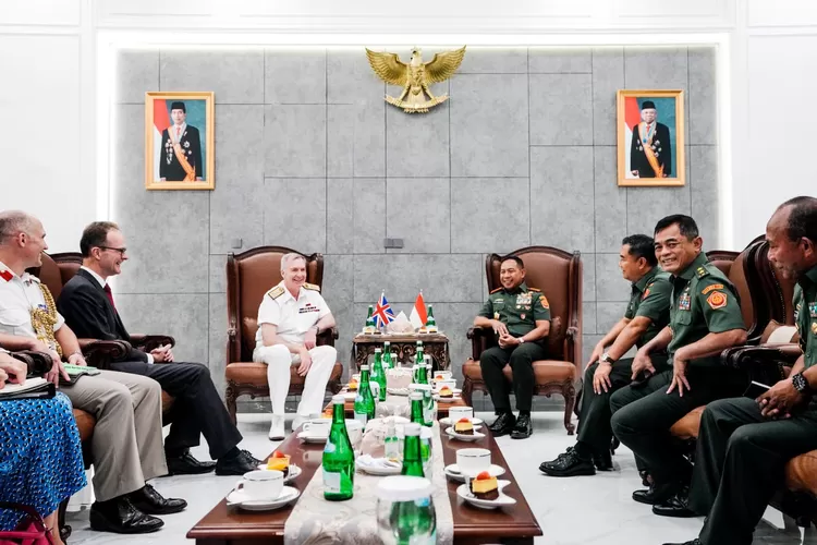 Panglima TNI Jenderal TNI Agus Subiyanto menerima kunjungan kehormatan dari Chief Of Defence Staff Inggris Admiral Anthony David Radakin. Foto: Puspen TNI