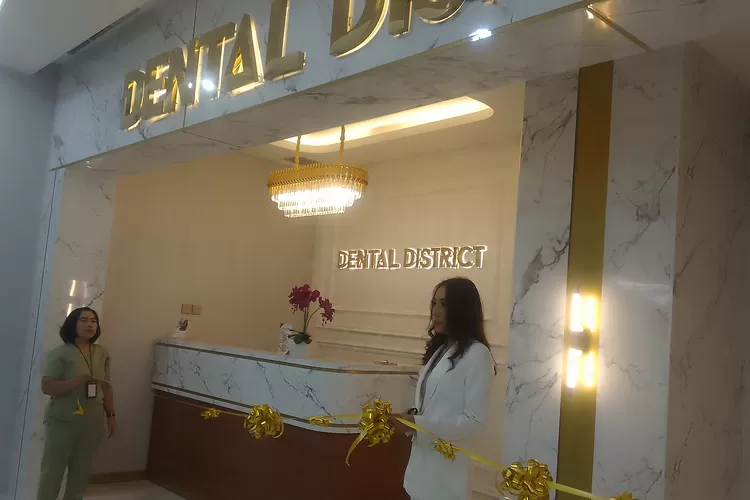 Spesialis Konservasi Gigi, drg. Afriani saat gunting pita Garnad Launching Klinik Dental District di lantai I, Pollux Mall Cikarang, Sabtu (1/6/2024). (FOTO: Dharma/Suarakarya.id) 